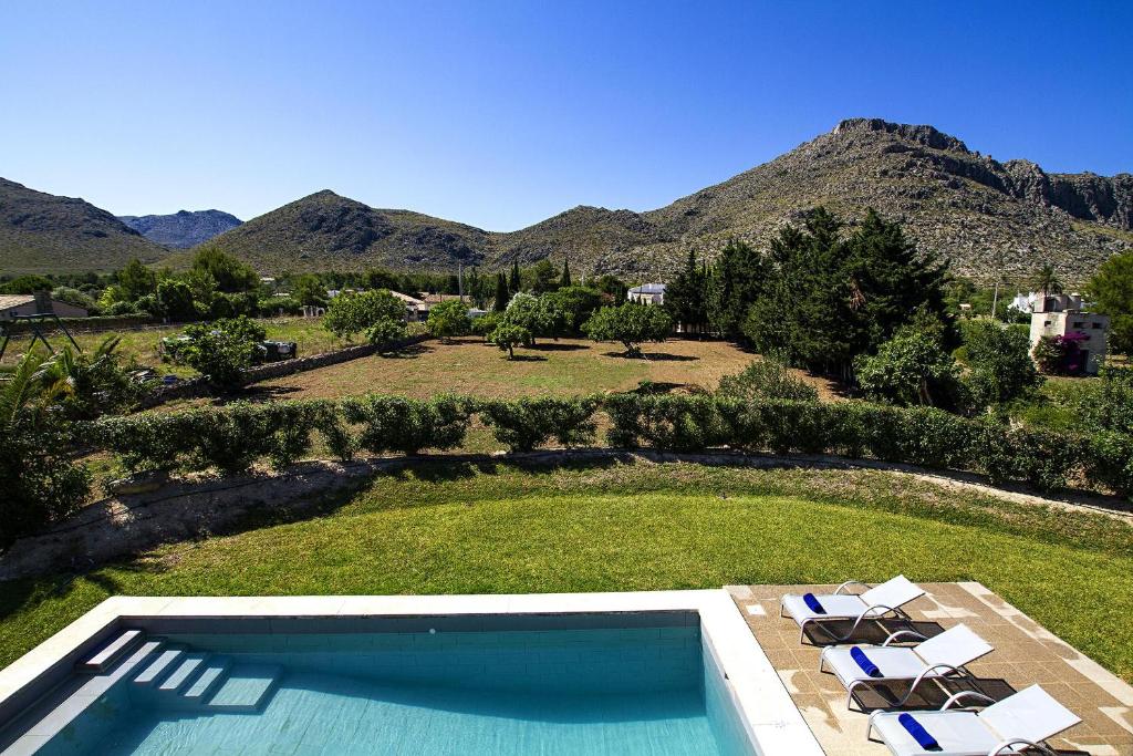 A general mountain view or a mountain view taken from A villát