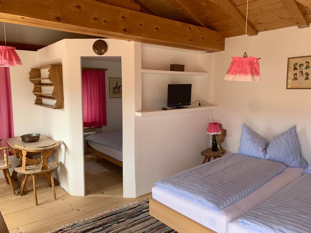 Postel nebo postele na pokoji v ubytování Hotel Haus am Waldrand