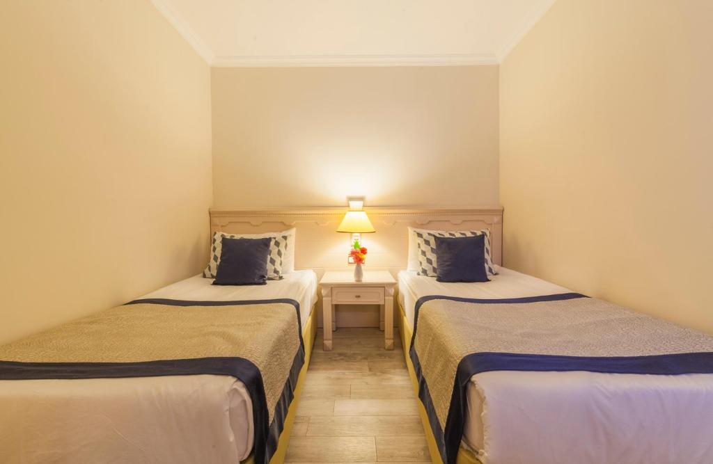 A bed or beds in a room at Hotel Turan Prince - Ex Sentido Turan Prince