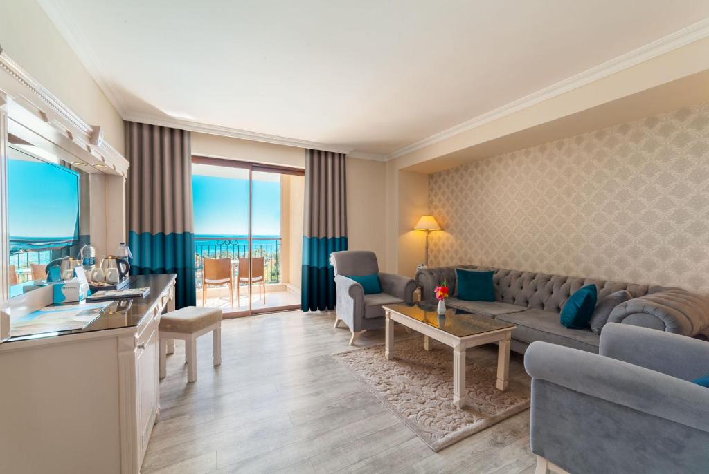 A seating area at Hotel Turan Prince - Ex Sentido Turan Prince