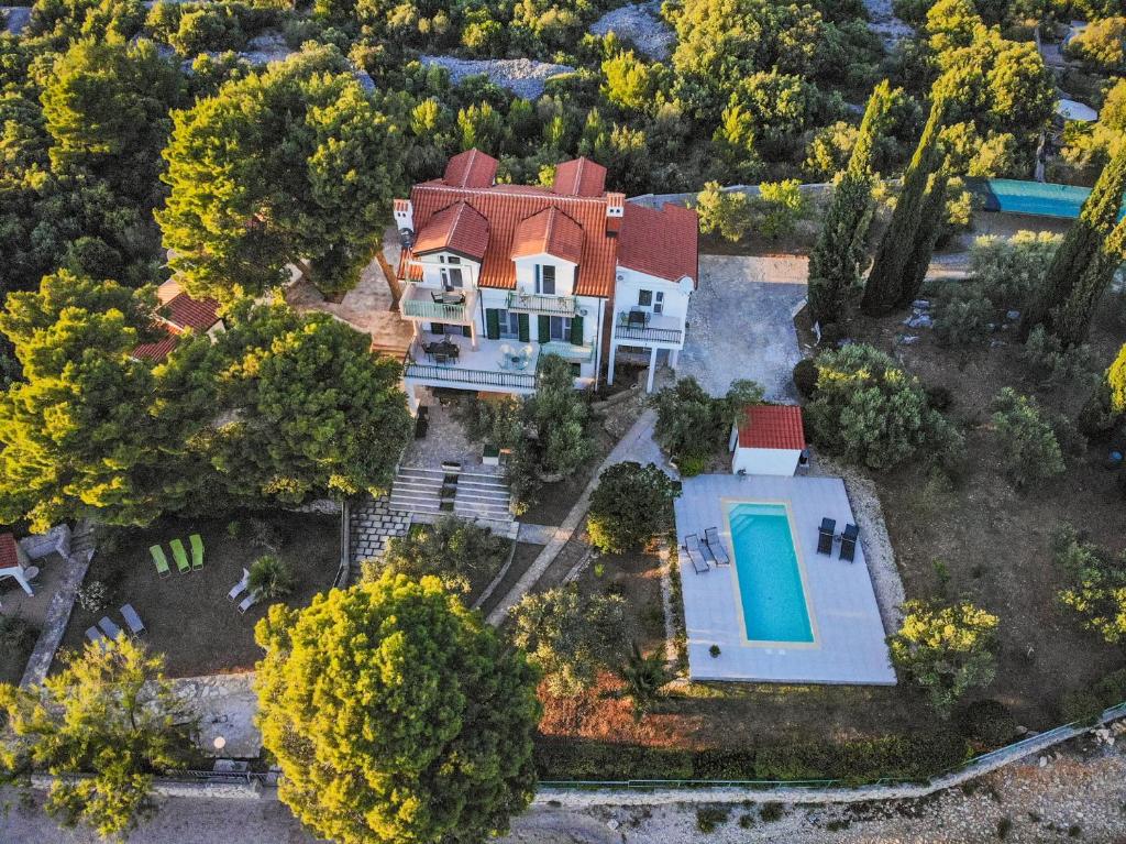 una vista aérea de una casa con piscina en Apartments Mara en Pirovac