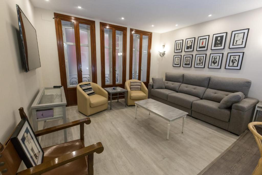 TV a/nebo společenská místnost v ubytování Espacioso Apartamento a estrenar!! Casco Viejo
