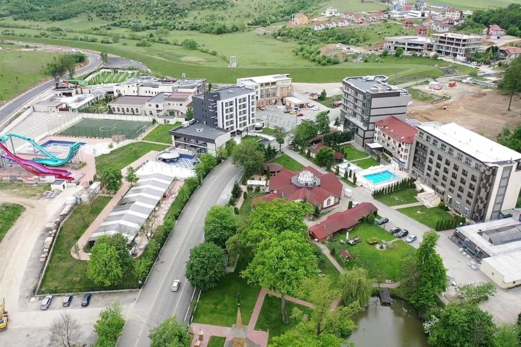 z góry widok na miasto z budynkami i ulicą w obiekcie Hotel President w mieście Băile Felix