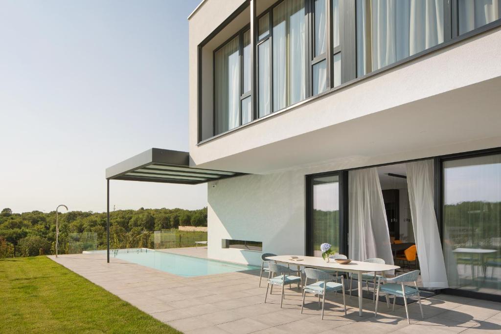 Balkón alebo terasa v ubytovaní Design Villa Noble with Spa