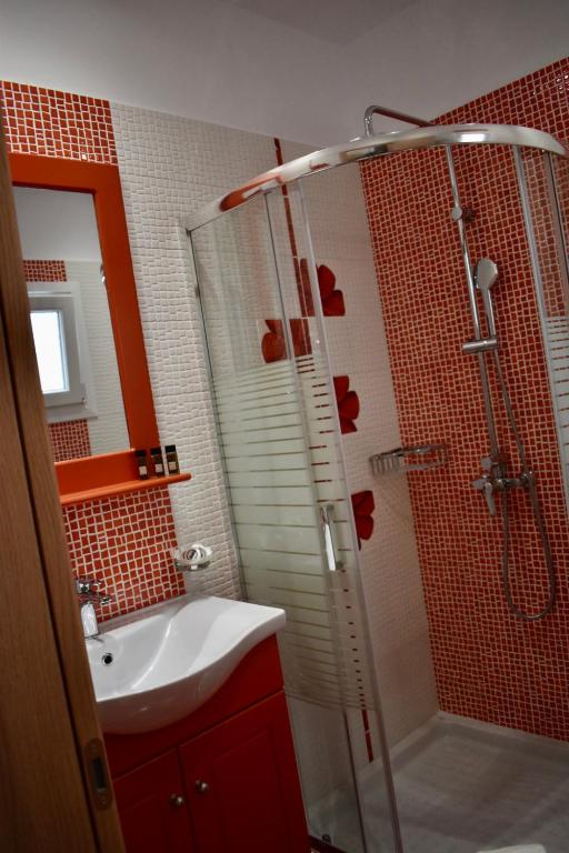 Koupelna v ubytování Minoa Hotel