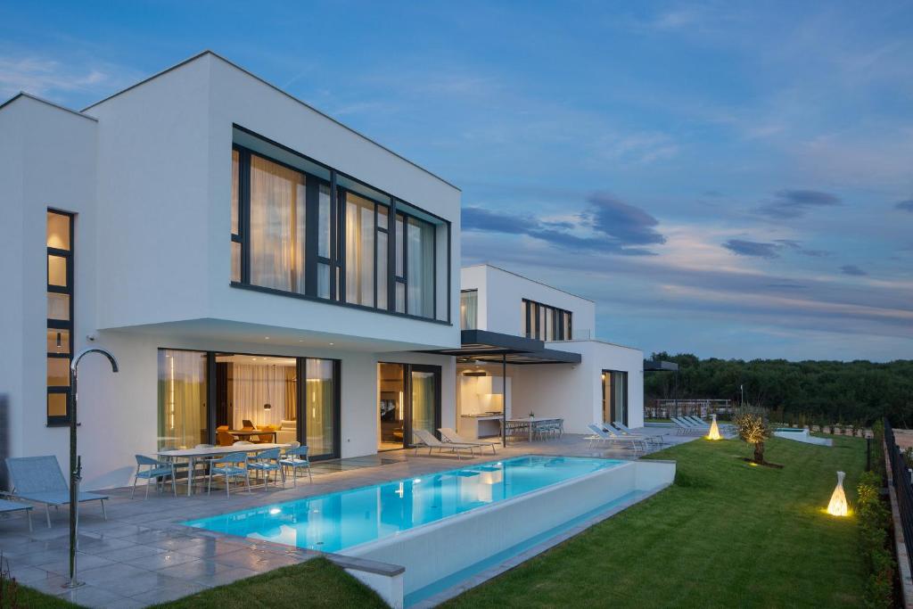 Bazén v ubytovaní Design Villa Noble with Spa alebo v jeho blízkosti
