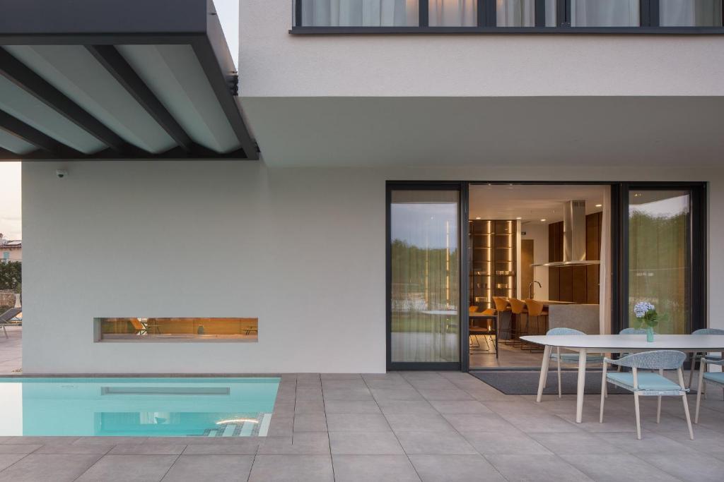 Bazén v ubytovaní Design Villa Noble with Spa alebo v jeho blízkosti