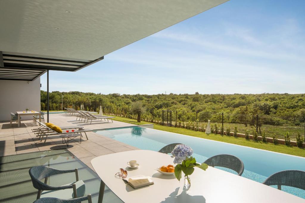 Bazén v ubytovaní Design Villa Noble with Spa alebo v jeho blízkosti