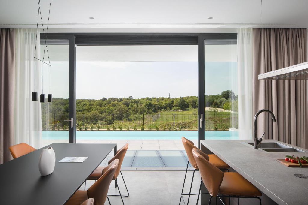 Bazén v ubytovaní Design Villa Noble with Spa alebo v jeho blízkosti