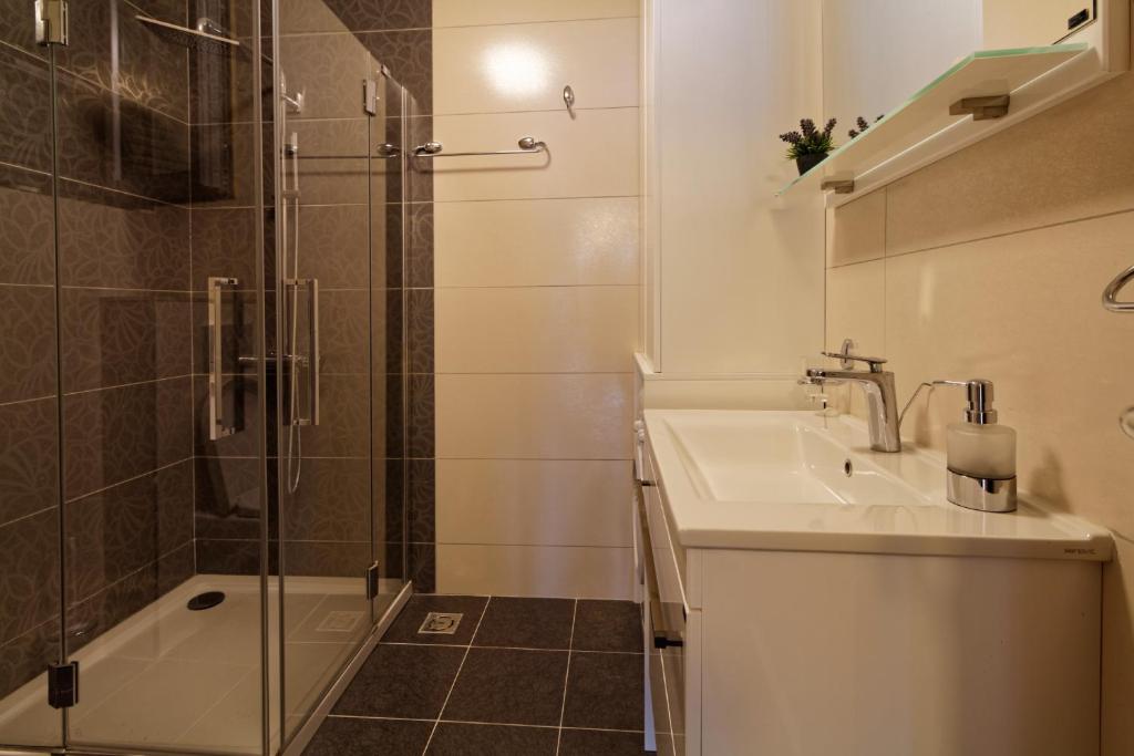 Apartments Villa Jelena - Two-Bedroom Apartment With Sea View