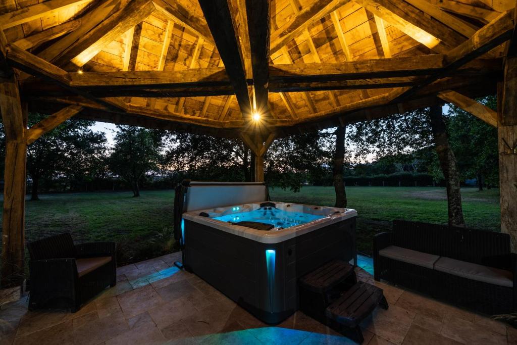 Zahrada ubytování La Grange De Léonie, Chambres d'hôtes avec Piscine et Spa