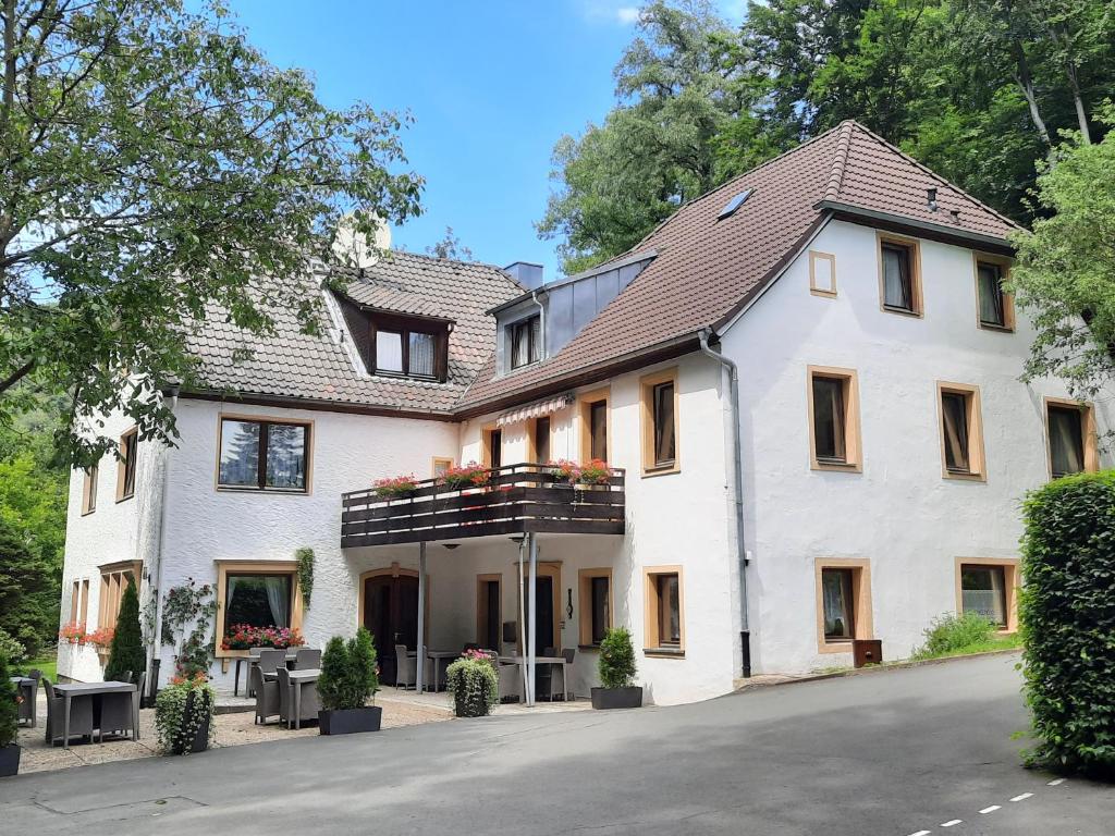 un gran edificio blanco con techo en Hotel Pension Blüchersruh, en Bad Berneck im Fichtelgebirge