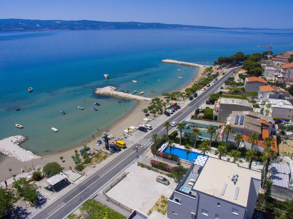 uma vista aérea de uma praia com barcos na água em Apartments & luxury penthouse Duće Omiš em Duće