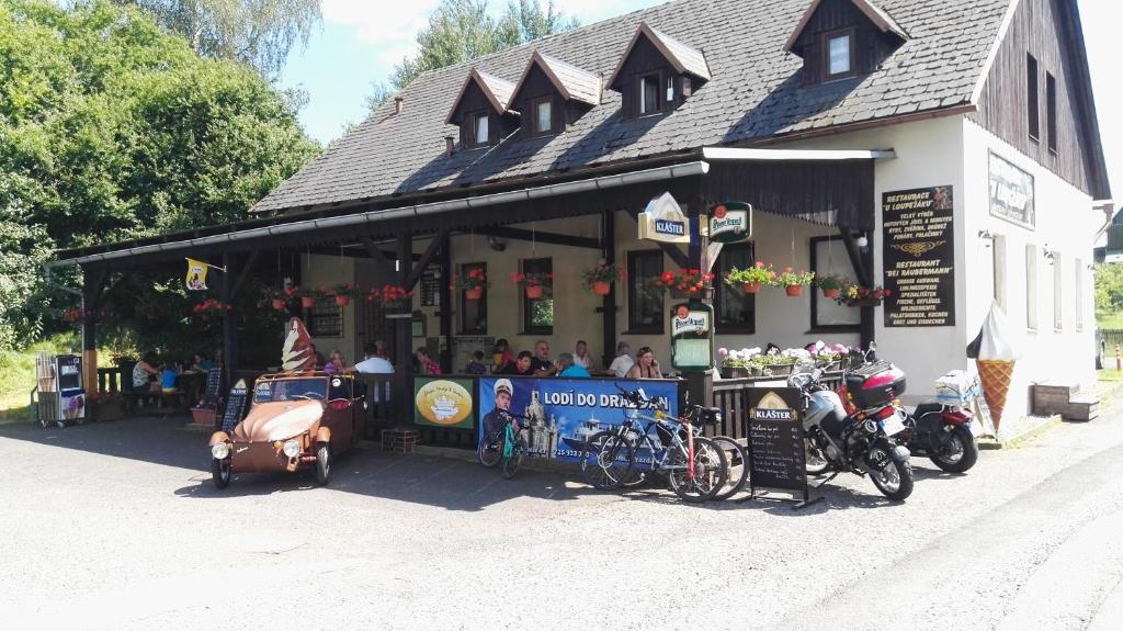 a building with a group of people sitting in it at Pension U Loupežáku in Jetřichovice