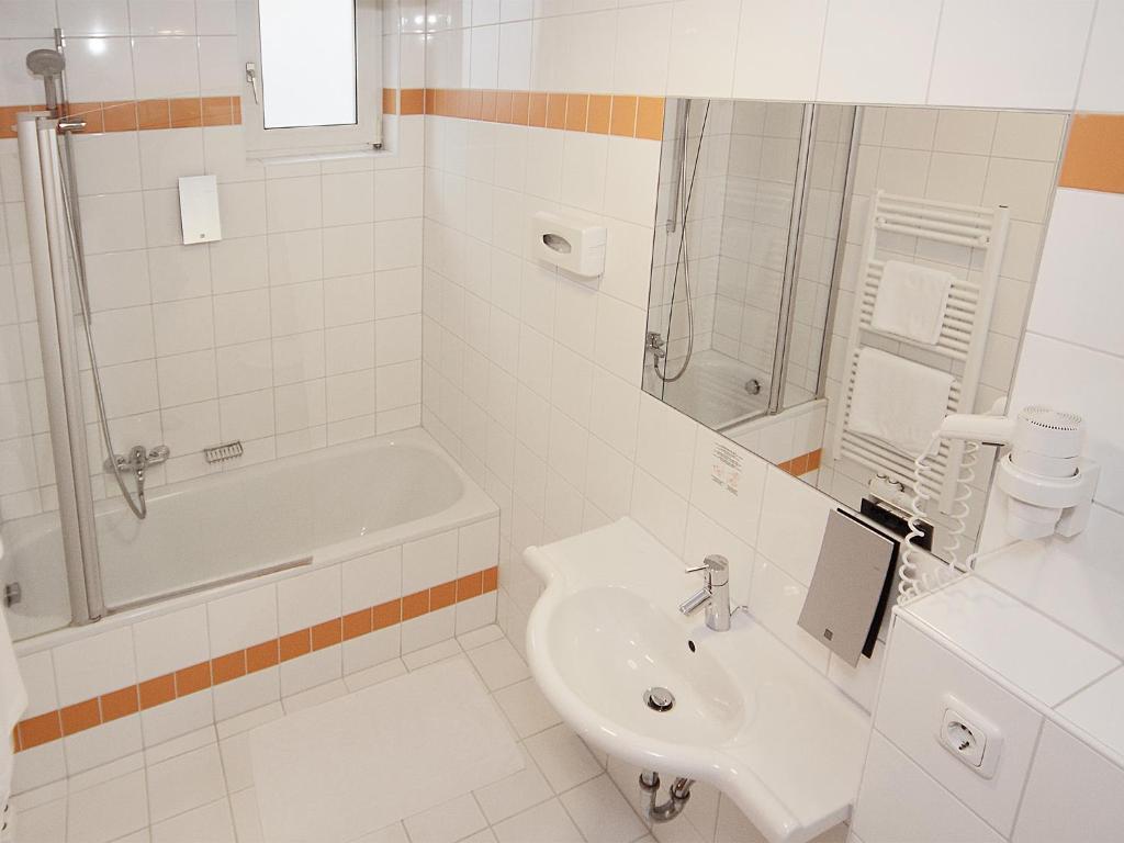 Koupelna v ubytování Hotel Goldener Adler