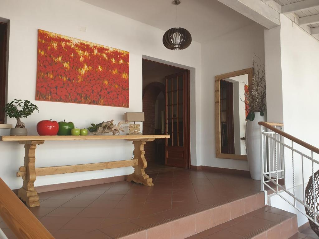 a living room with a painting on the wall at Hotel La Favorita in Peschiera del Garda