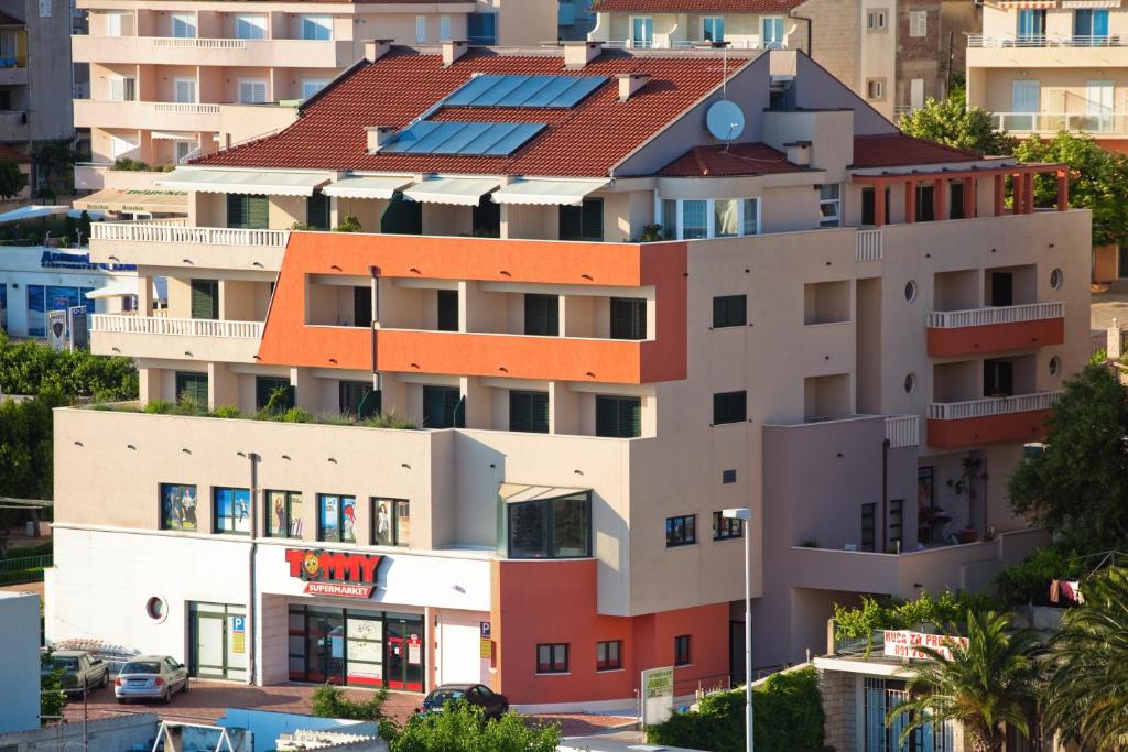 ein Apartmenthaus mit rotem Dach in der Unterkunft Apartments Agava in Makarska