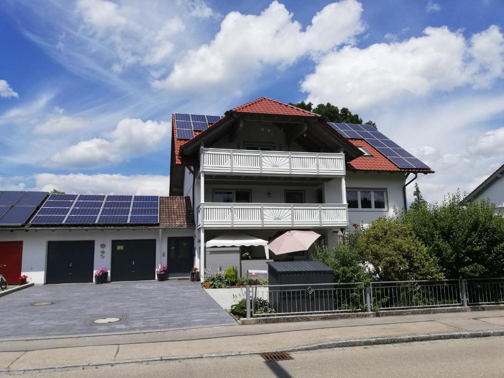 una casa con paneles solares en el techo en Ferienwohnung Geyer, en Penzing