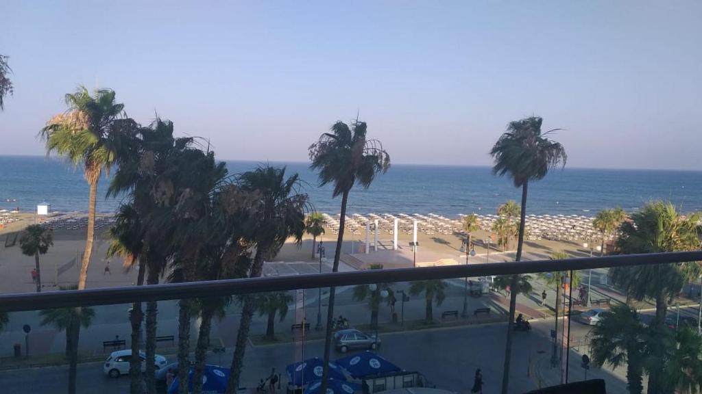 Horizon Luxury Suite at Finikoudes Beach 303 - отзывы и видео