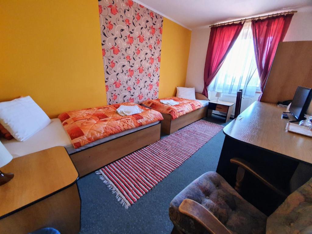 Postel nebo postele na pokoji v ubytování Hotel Senica, Garni