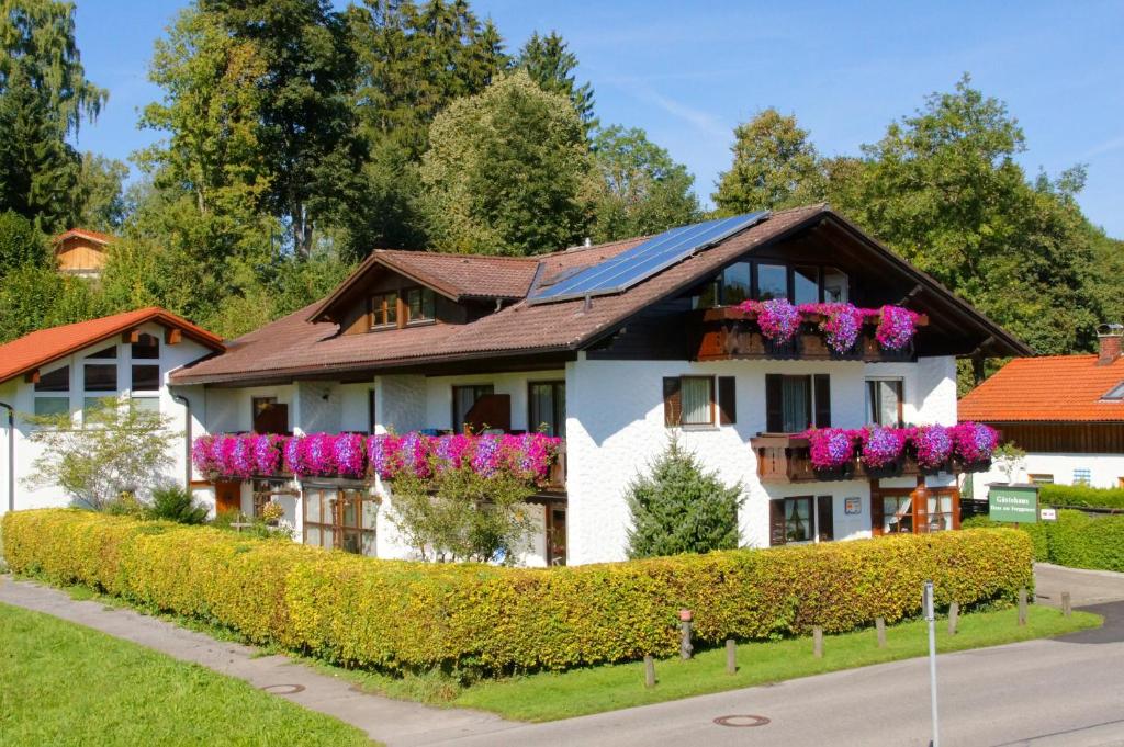una casa con flores a un lado. en Gästehaus Forggensee, en Füssen