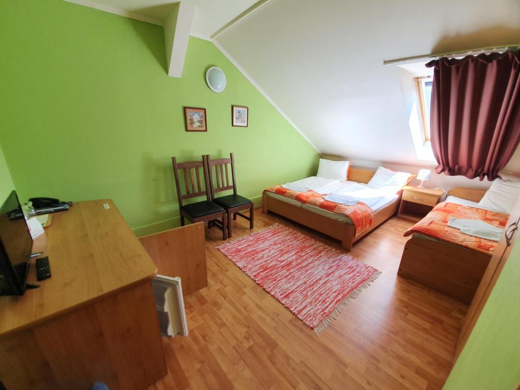 Postel nebo postele na pokoji v ubytování Hotel Senica, Garni