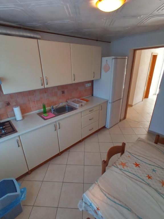 Kuchyň nebo kuchyňský kout v ubytování Apartment Mara