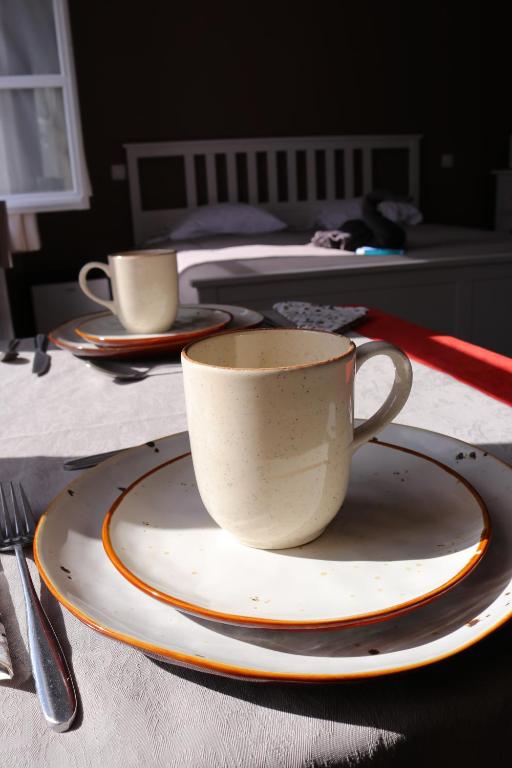 una taza de café en un plato en una mesa en Break@Bruges, en Brujas
