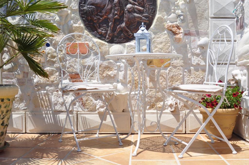 A patio or other outdoor area at CASSIODORO SUITE B&B