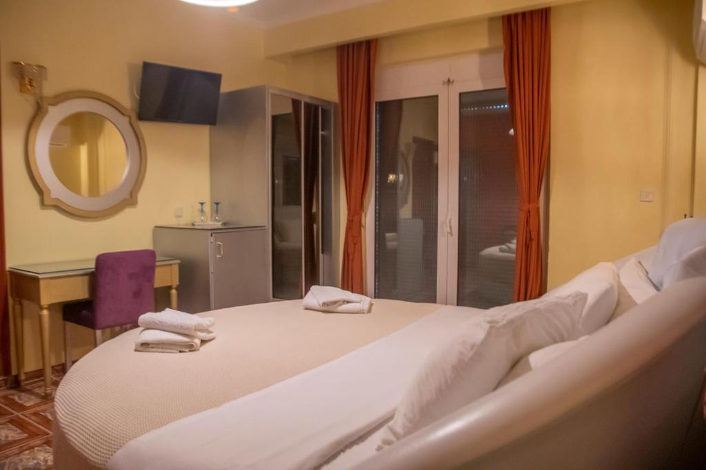 Postel nebo postele na pokoji v ubytování Hotel Astoria