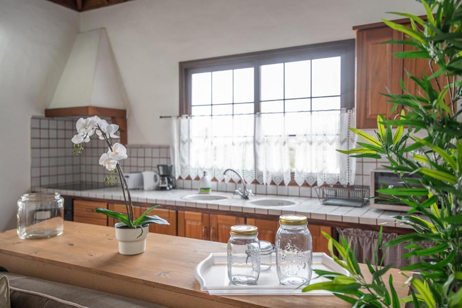 - une cuisine avec une table et deux bocaux en verre dans l'établissement Casa Las Vistas, à Puntagorda