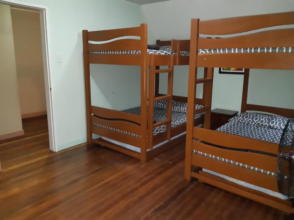 Postel nebo postele na pokoji v ubytování Zya 3BR A-House