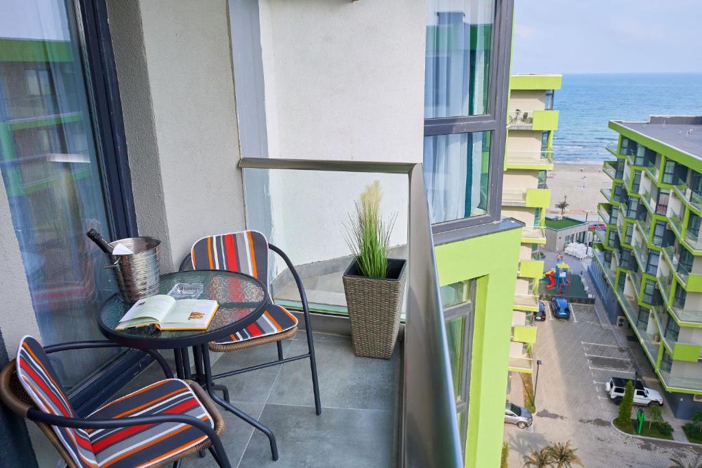 O vedere generală la mare sau o vedere la mare
luată din acest apartament