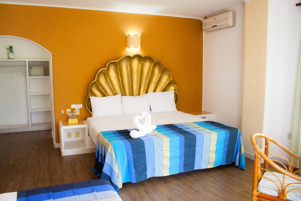 Una cama o camas en una habitación de Hotel Bahia Huatulco