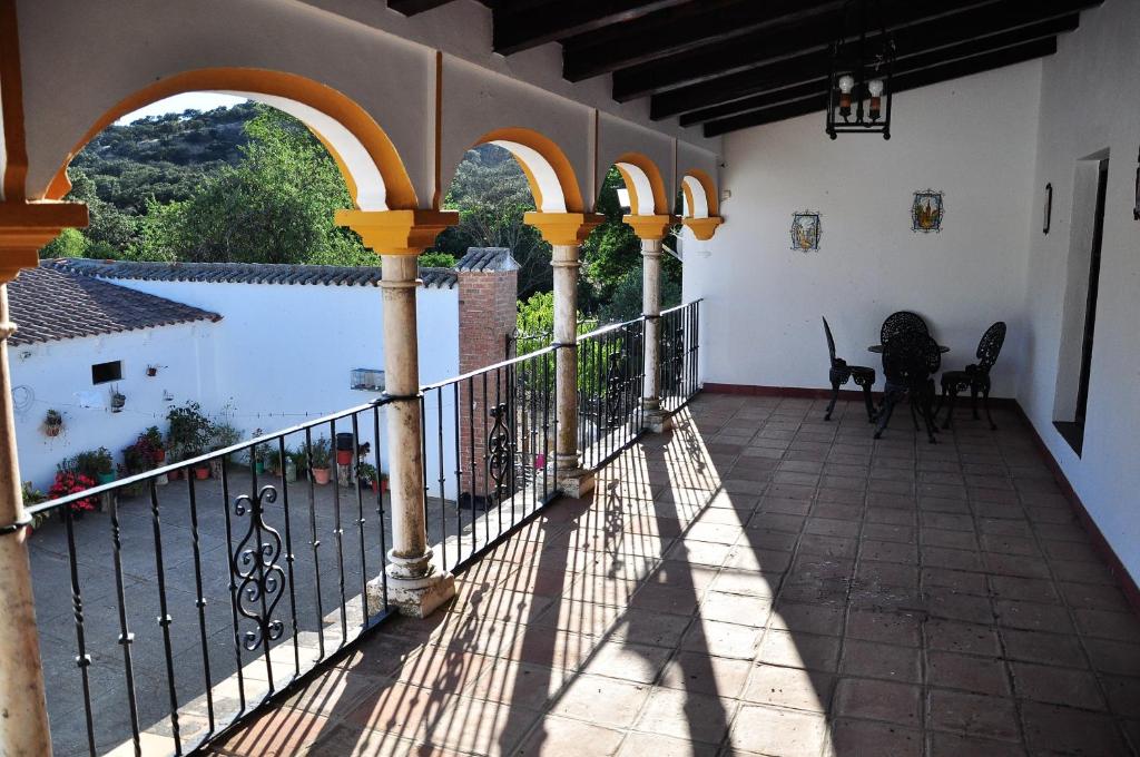 - un balcon offrant une vue sur la piscine dans l'établissement La Matilla, à Puebla del Maestre