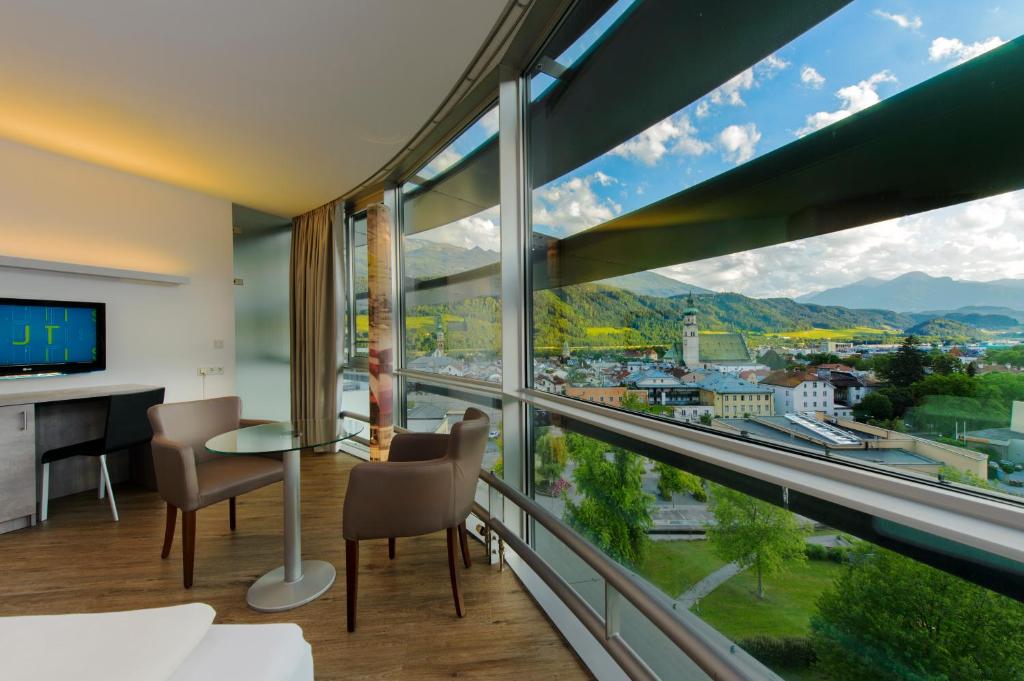 Nespecifikovaný výhled na hory nebo výhled na hory při pohledu z hotelu