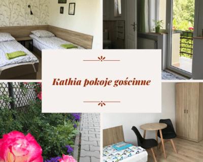 un collage de fotos de una habitación con camas y flores en Kathia Pokoje Gościnne, en Katowice