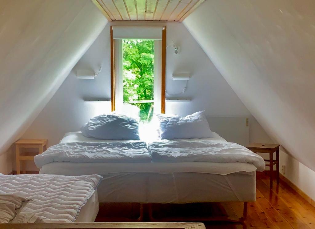 A bed or beds in a room at Stuga Romakloster