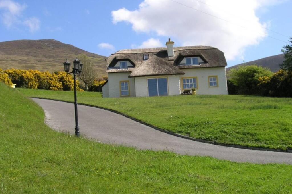 una casa en una colina con un camino sinuoso en Beal alha na Gaoithe, en Glenbeigh