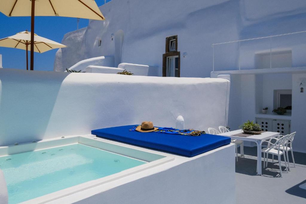 Bazén v ubytování Radiant Santorini nebo v jeho okolí