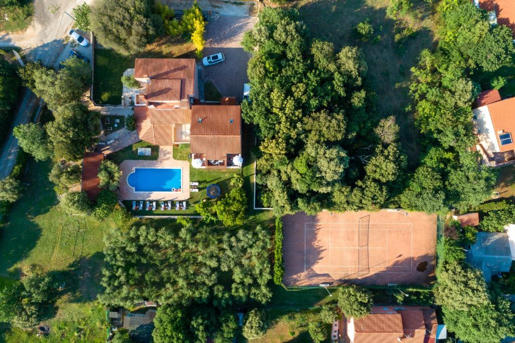 Bazén v ubytování Guesthouse ''Barboska'' - big outdoor swimming pool & private tennis court nebo v jeho okolí