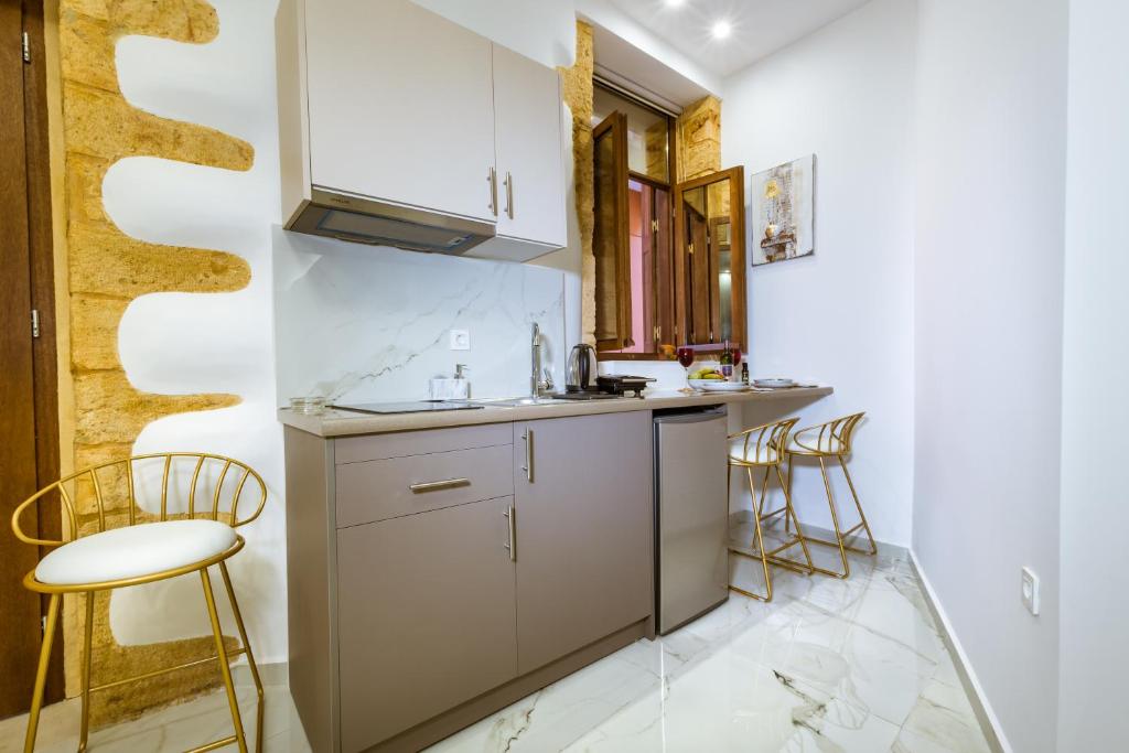 Kuchyň nebo kuchyňský kout v ubytování Konmari Boutique Suites
