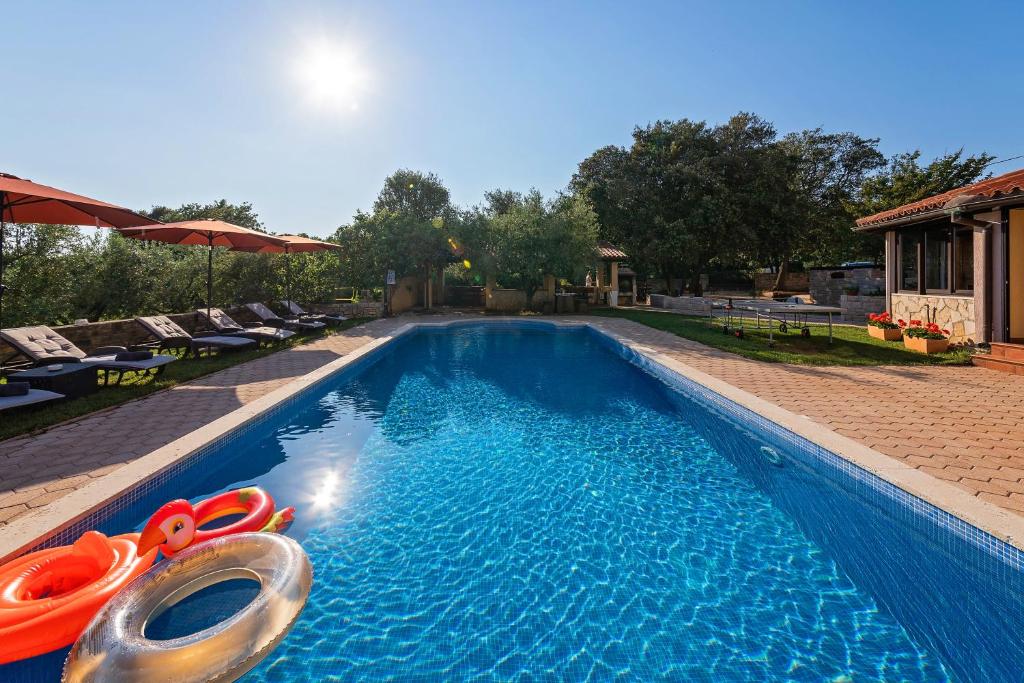 Bazén v ubytování Guesthouse ''Barboska'' - big outdoor swimming pool & private tennis court nebo v jeho okolí