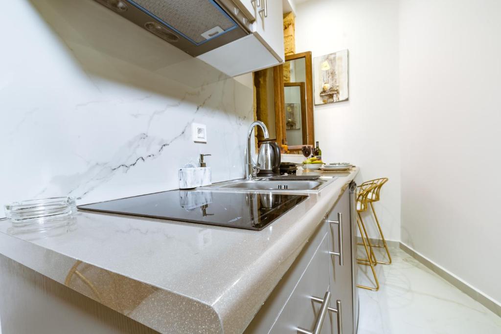 Kuchyň nebo kuchyňský kout v ubytování Konmari Boutique Suites