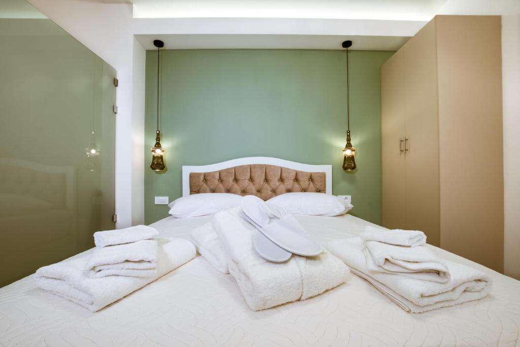 Postel nebo postele na pokoji v ubytování Konmari Boutique Suites