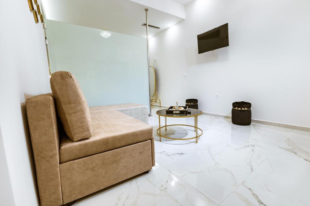 TV a/nebo společenská místnost v ubytování Konmari Boutique Suites
