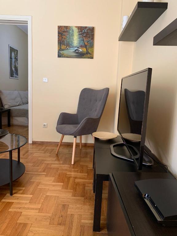 Televízia a/alebo spoločenská miestnosť v ubytovaní Renovated cozy apartment near to Acropolis