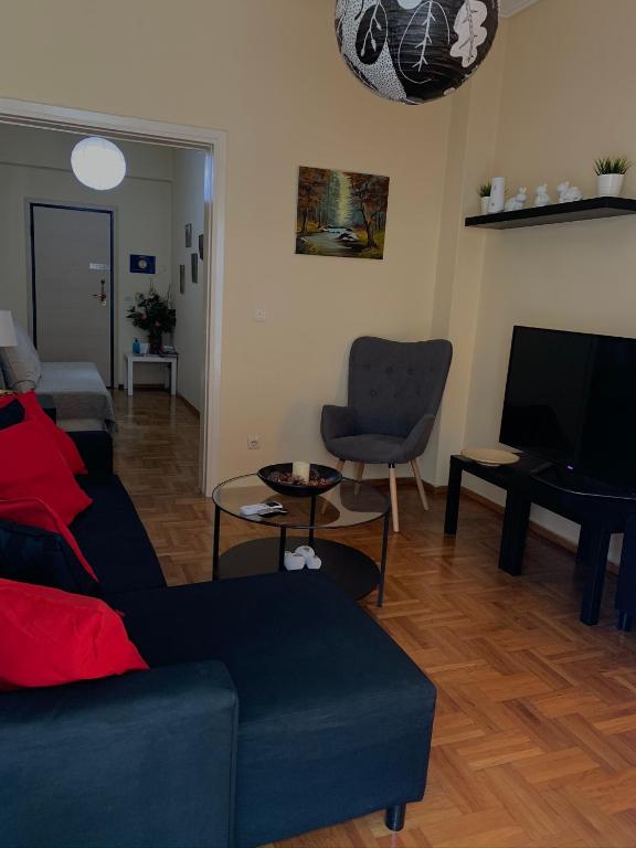 Televízia a/alebo spoločenská miestnosť v ubytovaní Renovated cozy apartment near to Acropolis