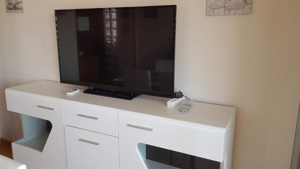 Televízia a/alebo spoločenská miestnosť v ubytovaní Apartamento con tres dormitorios Vista Mar