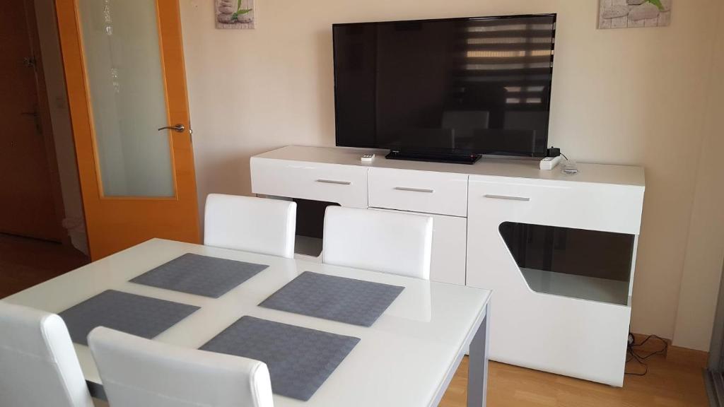 Televízia a/alebo spoločenská miestnosť v ubytovaní Apartamento con tres dormitorios Vista Mar
